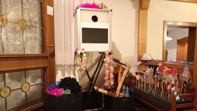 Eine Fotobox mit viel Zubehör auf einer Hochzeit