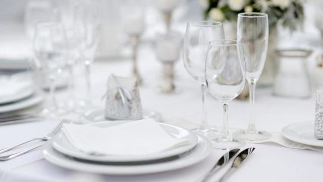 Tisch mit Gläser und Geschirr auf einer Hochzeit