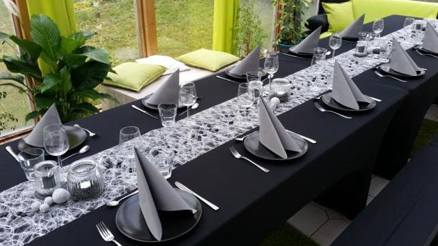 Tischdekoration in schwarz und grau für einen Geburtstag