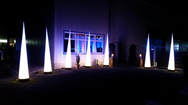 Beleuchtung mit Pylonen auf einem Firmenevent